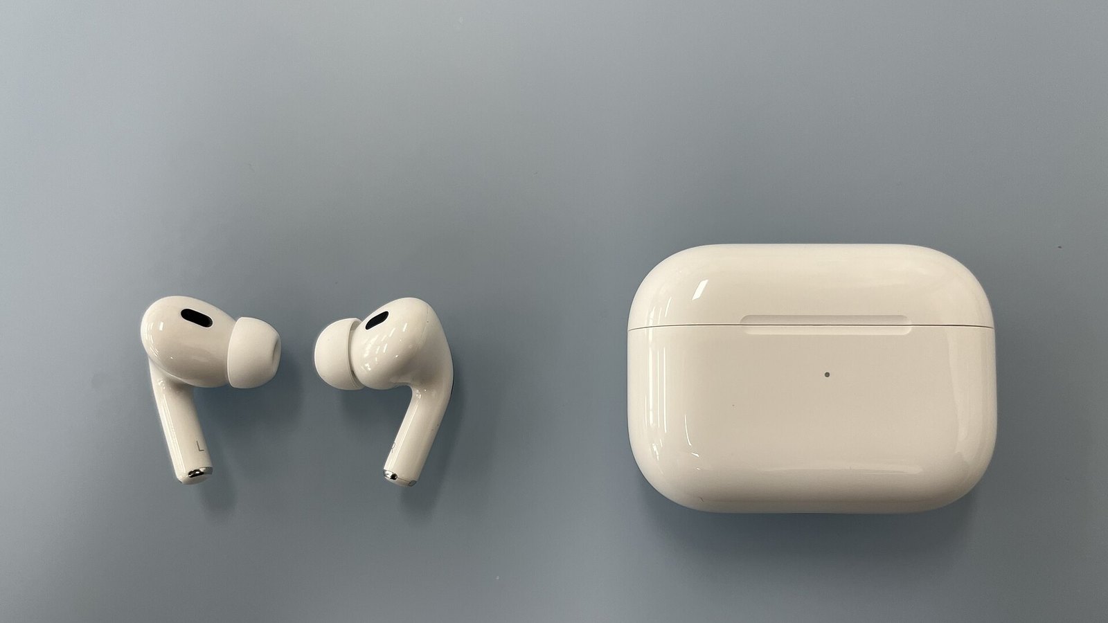 Units and charging case of AirPods Pro (2nd generation) (AirPods Pro)